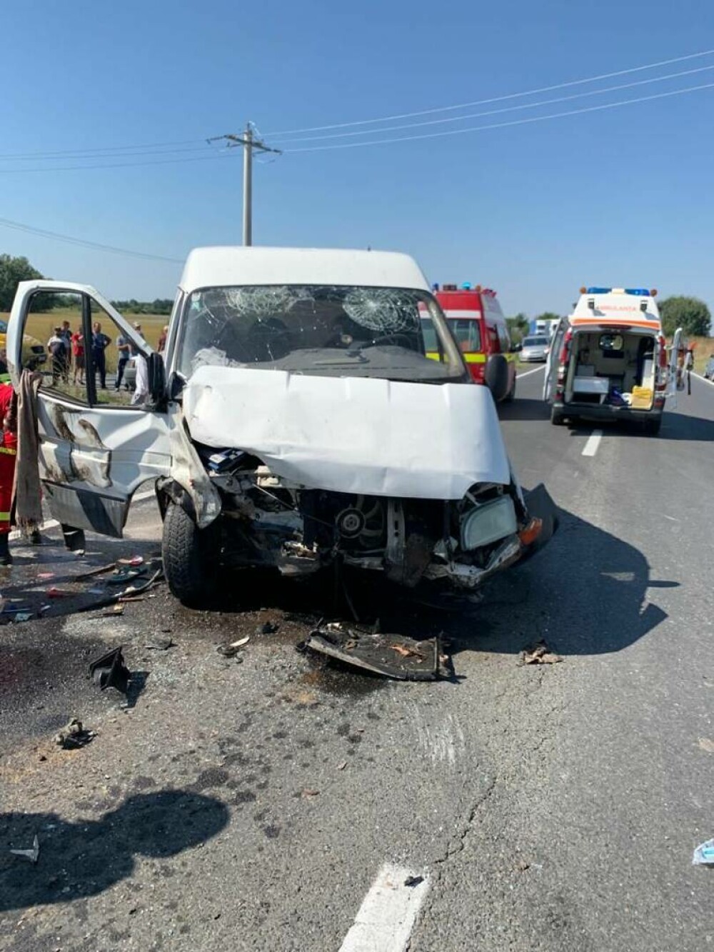 Accident cu 5 victime pe DN 7. O autoutilitară și un autoturism s-au ciocnit violent | FOTO - Imaginea 1