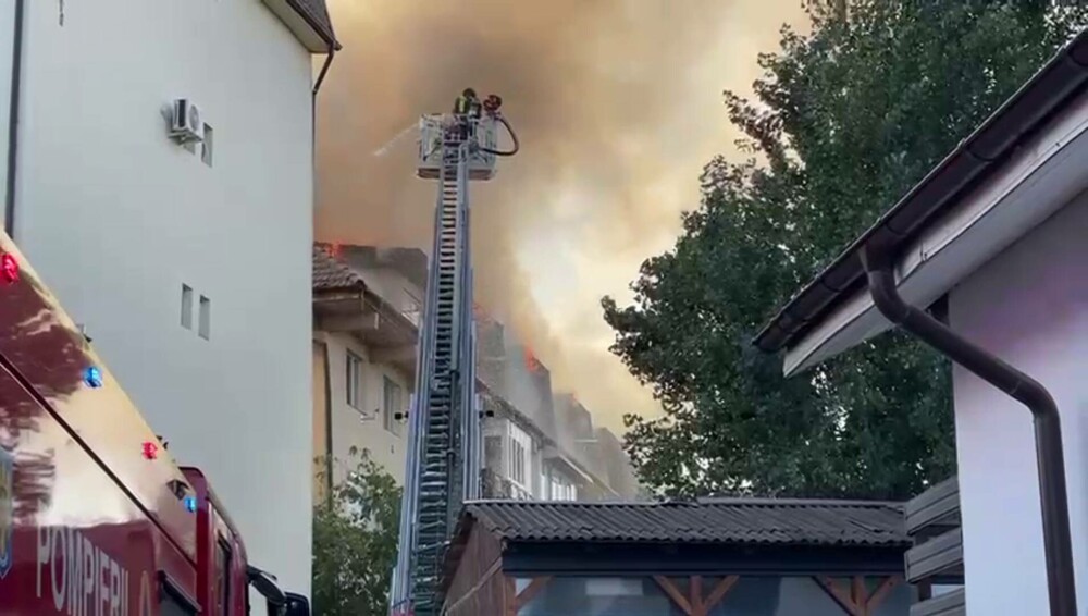 Cum arată interiorul unui bloc din Craiova, în urma unui incendiu devastator. Ce susțin pompierii care au intervenit | FOTO - Imaginea 3