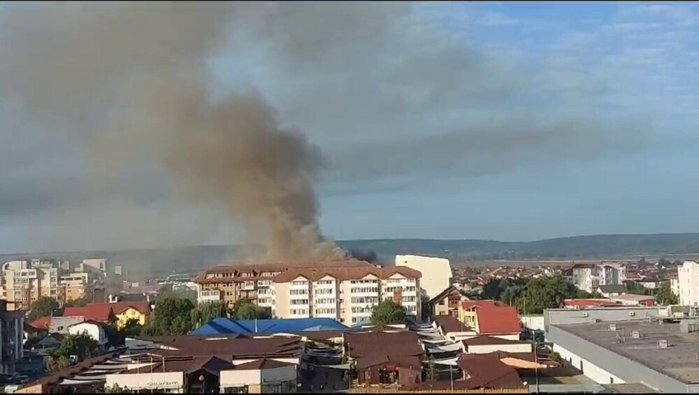 Incendiu uriaș la un bloc din Craiova. Locatarii le-au reproșat pompierilor că au ajuns târziu. VIDEO - Imaginea 2