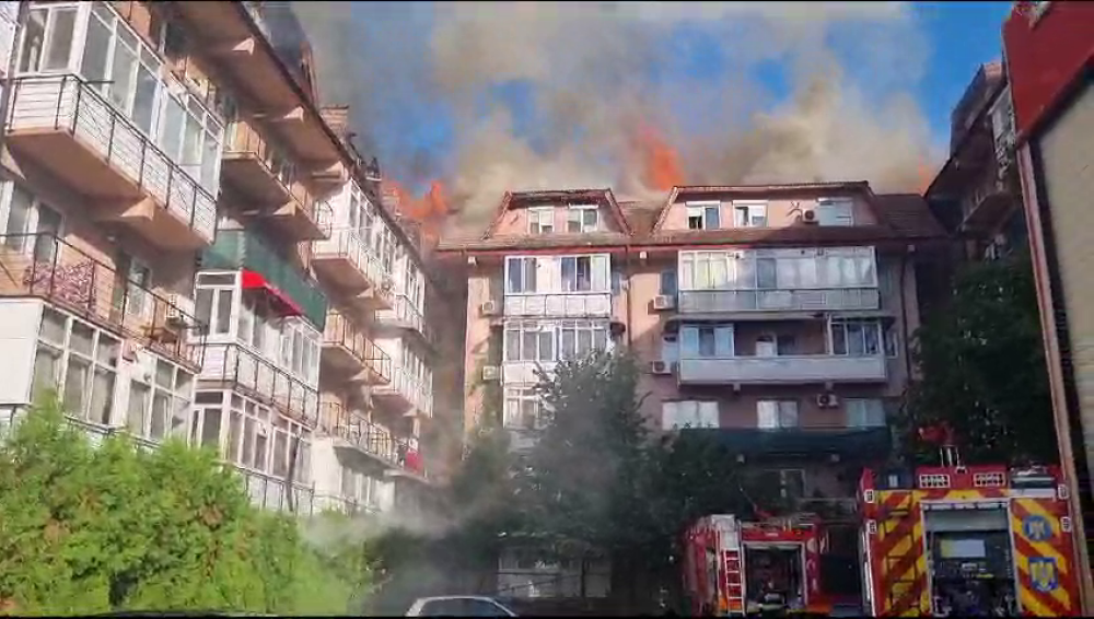 Incendiu uriaș la un bloc din Craiova. Locatarii le-au reproșat pompierilor că au ajuns târziu. VIDEO - Imaginea 3
