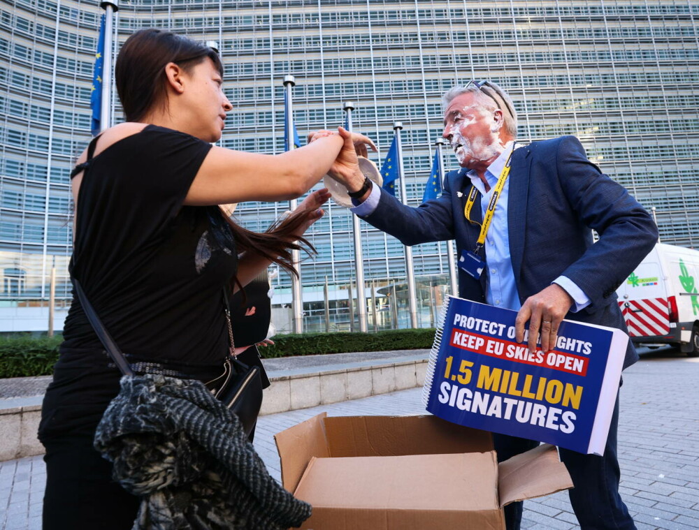 Șeful Ryanair a fost lovit în față cu plăcinte de către activiste de mediu. Reacția neașteptată a acestuia - Imaginea 2