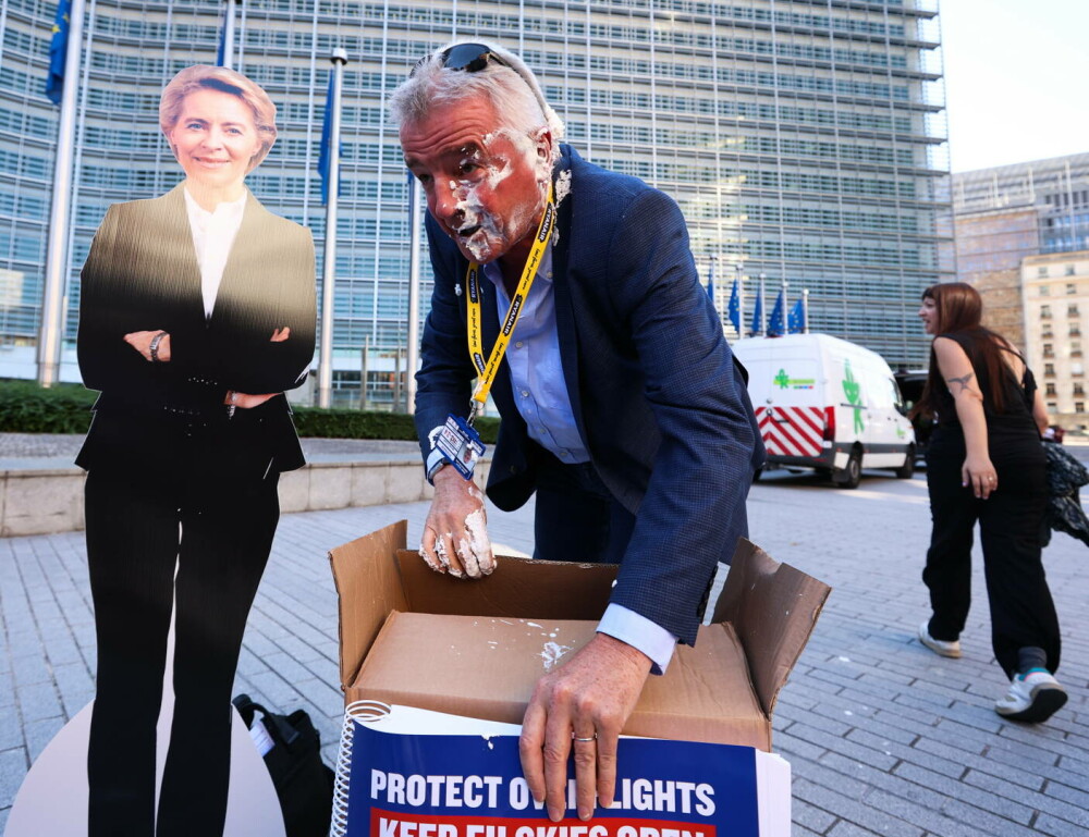 Șeful Ryanair a fost lovit în față cu plăcinte de către activiste de mediu. Reacția neașteptată a acestuia - Imaginea 4