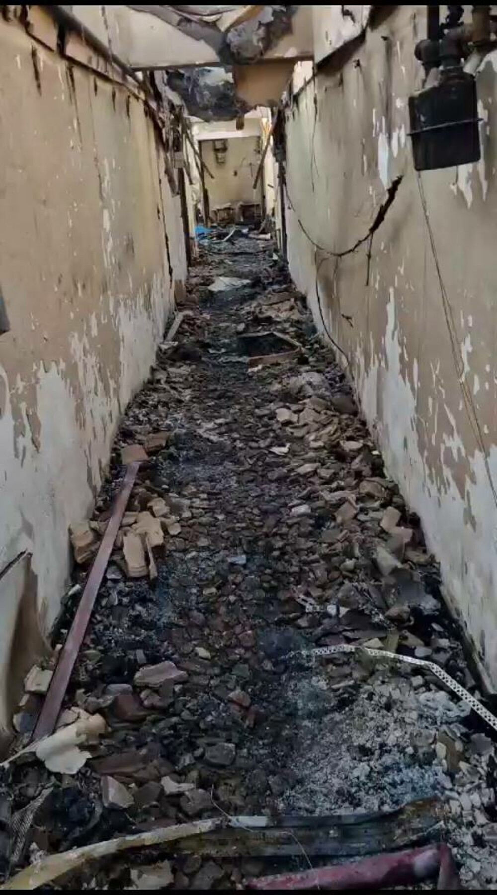 Cum arată interiorul unui bloc din Craiova, în urma unui incendiu devastator. Ce susțin pompierii care au intervenit | FOTO - Imaginea 5
