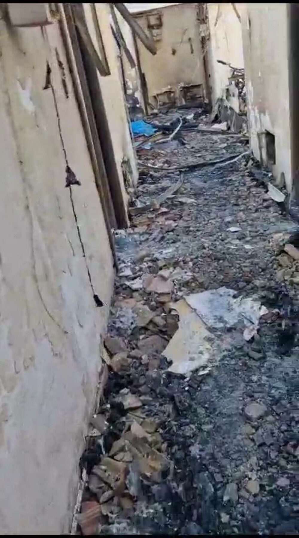 Cum arată interiorul unui bloc din Craiova, în urma unui incendiu devastator. Ce susțin pompierii care au intervenit | FOTO - Imaginea 6