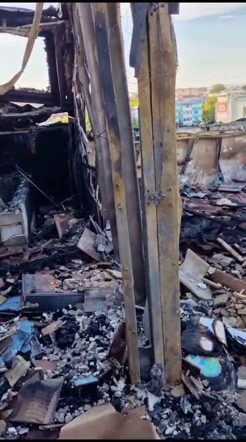 Cum arată interiorul unui bloc din Craiova, în urma unui incendiu devastator. Ce susțin pompierii care au intervenit | FOTO - Imaginea 8