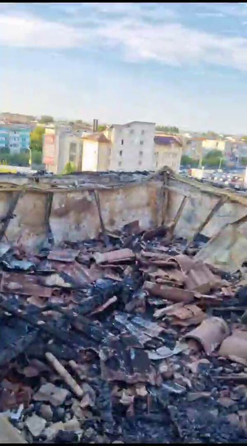Cum arată interiorul unui bloc din Craiova, în urma unui incendiu devastator. Ce susțin pompierii care au intervenit | FOTO - Imaginea 11
