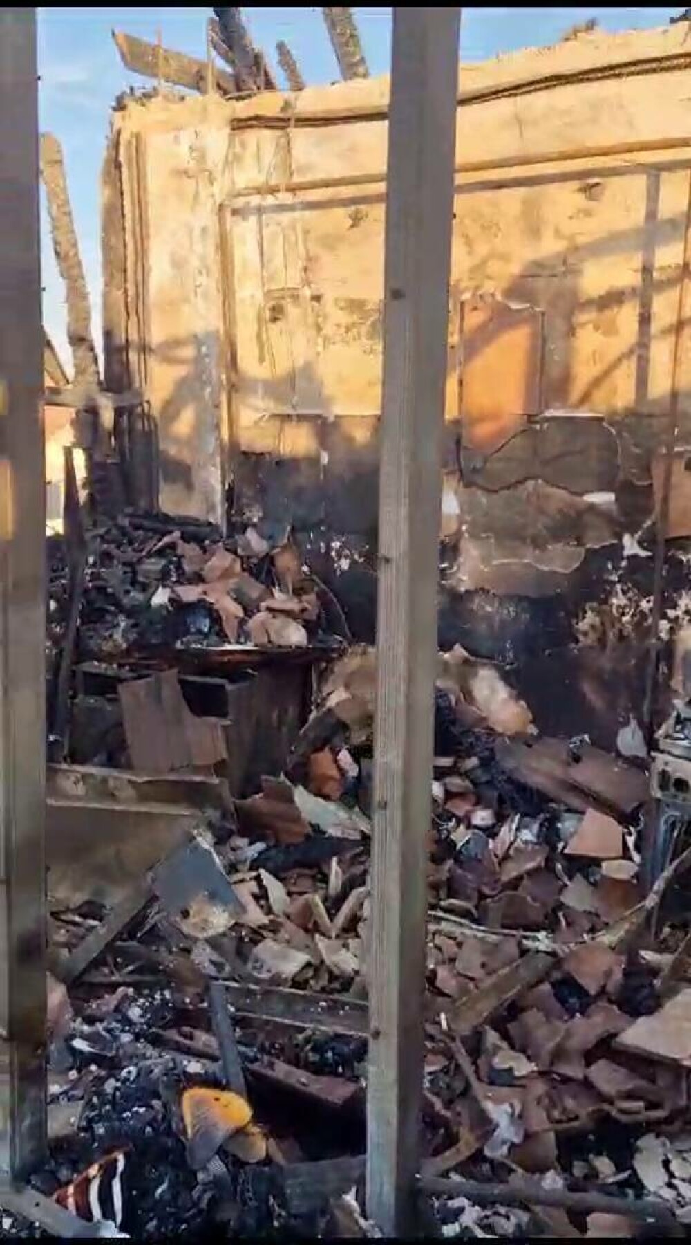 Cum arată interiorul unui bloc din Craiova, în urma unui incendiu devastator. Ce susțin pompierii care au intervenit | FOTO - Imaginea 14