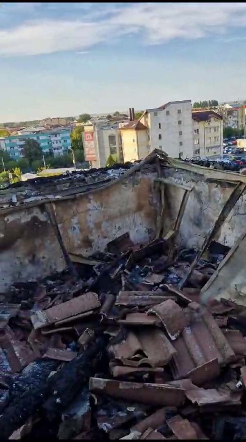 Cum arată interiorul unui bloc din Craiova, în urma unui incendiu devastator. Ce susțin pompierii care au intervenit | FOTO - Imaginea 15