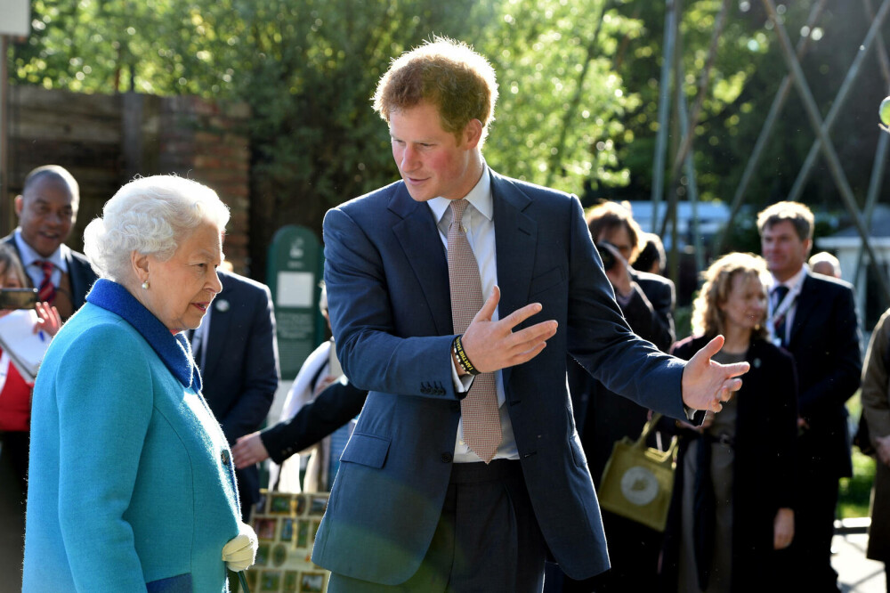 Prinţul Harry s-a întors în Marea Britanie la un an de la moartea bunicii sale, regina Elizabeth II. FOTO - Imaginea 1