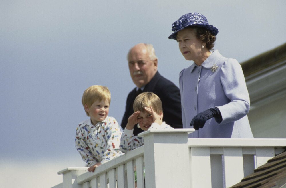 Prinţul Harry s-a întors în Marea Britanie la un an de la moartea bunicii sale, regina Elizabeth II. FOTO - Imaginea 2