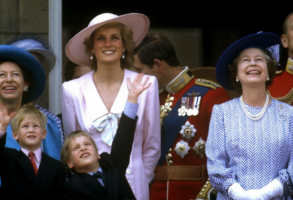 Prinţul Harry s-a întors în Marea Britanie la un an de la moartea bunicii sale, regina Elizabeth II. FOTO - Imaginea 4
