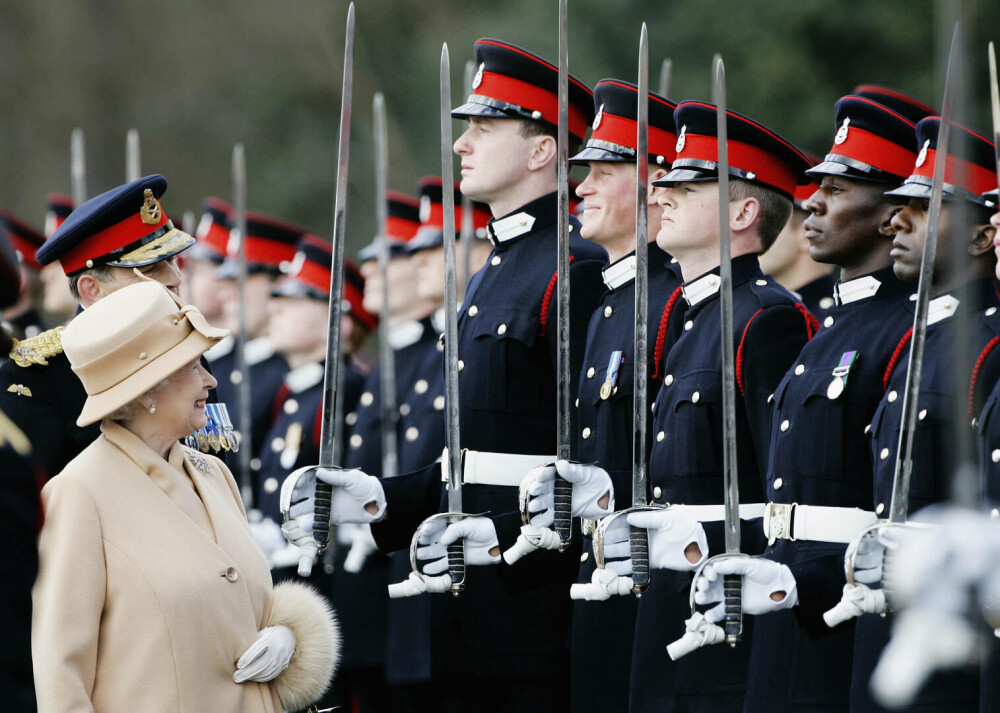 Prinţul Harry s-a întors în Marea Britanie la un an de la moartea bunicii sale, regina Elizabeth II. FOTO - Imaginea 5