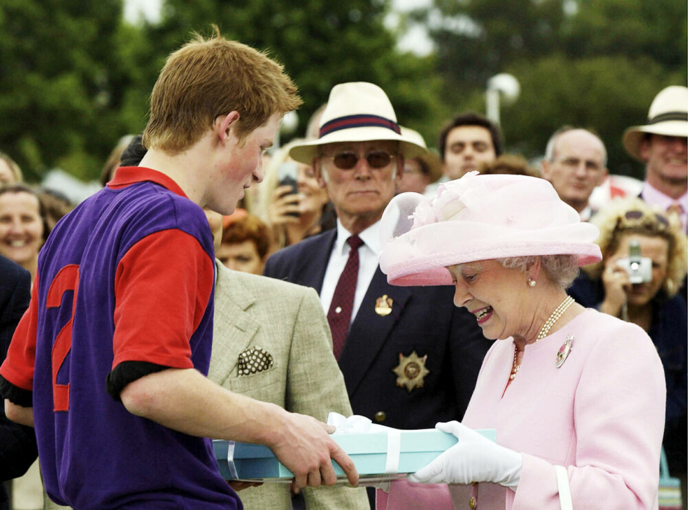 Prinţul Harry s-a întors în Marea Britanie la un an de la moartea bunicii sale, regina Elizabeth II. FOTO - Imaginea 6
