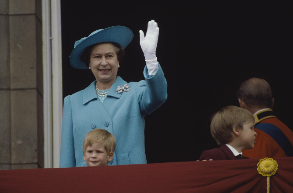 Prinţul Harry s-a întors în Marea Britanie la un an de la moartea bunicii sale, regina Elizabeth II. FOTO - Imaginea 11