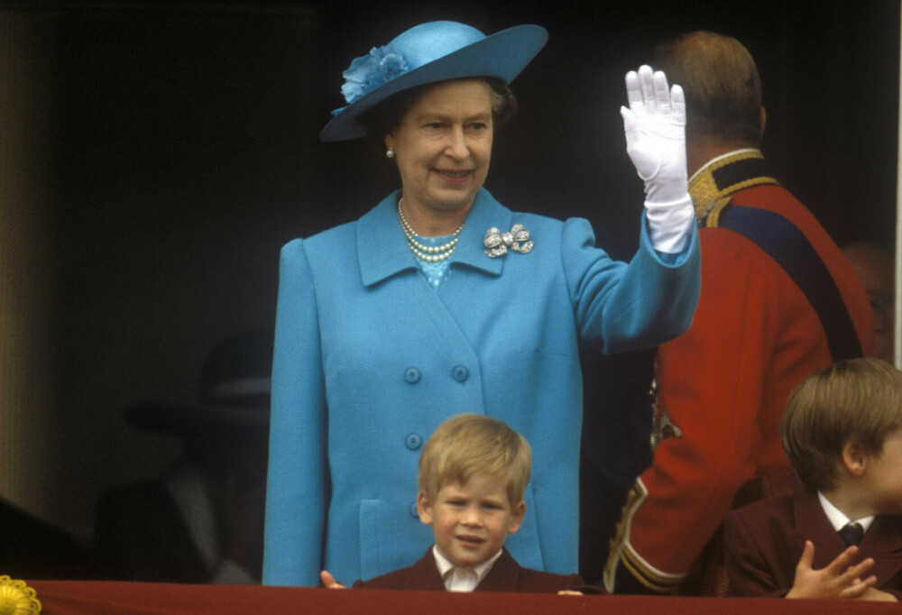 Prinţul Harry s-a întors în Marea Britanie la un an de la moartea bunicii sale, regina Elizabeth II. FOTO - Imaginea 12