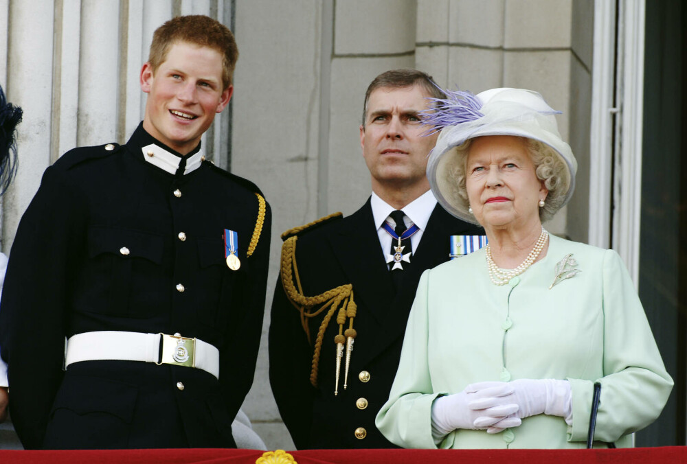 Prinţul Harry s-a întors în Marea Britanie la un an de la moartea bunicii sale, regina Elizabeth II. FOTO - Imaginea 15