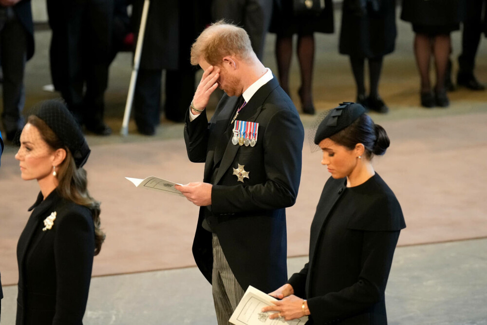 Prinţul Harry s-a întors în Marea Britanie la un an de la moartea bunicii sale, regina Elizabeth II. FOTO - Imaginea 16