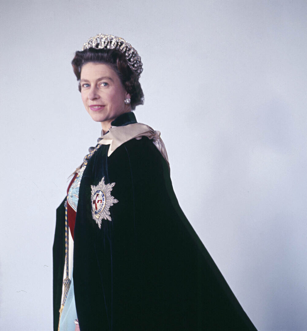 Un nou portret al Reginei Elisabeta a II-a a fost făcut public de Regele Charles, la un an de la moartea suveranei - Imaginea 1