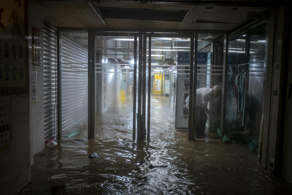 Cea mai abundentă ploaie torențială din ultimii cel puțin 140 de ani, în Hong Kong. GALERIE FOTO - Imaginea 1