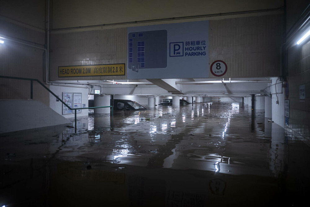 Cea mai abundentă ploaie torențială din ultimii cel puțin 140 de ani, în Hong Kong. GALERIE FOTO - Imaginea 2