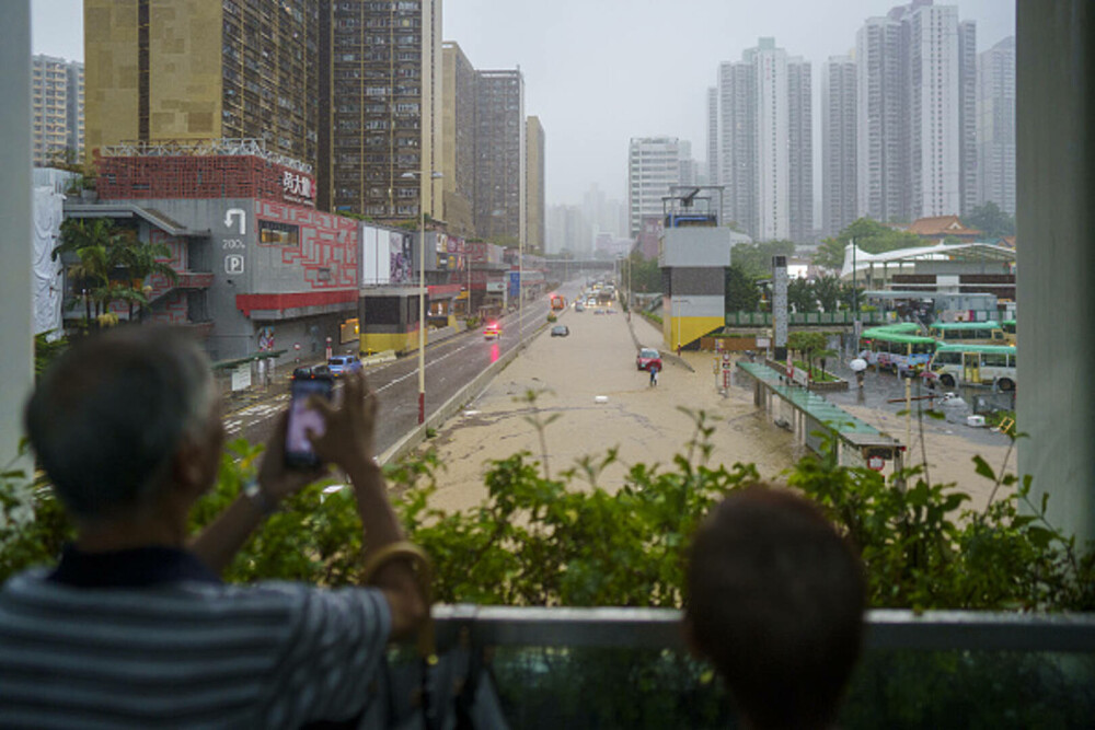Cea mai abundentă ploaie torențială din ultimii cel puțin 140 de ani, în Hong Kong. GALERIE FOTO - Imaginea 5