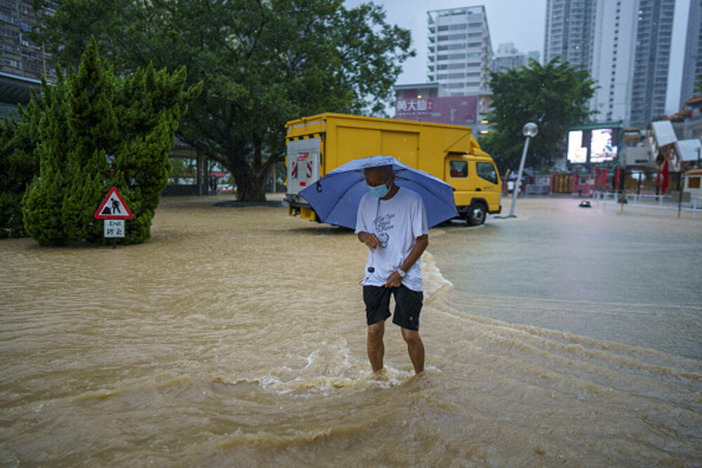 Cea mai abundentă ploaie torențială din ultimii cel puțin 140 de ani, în Hong Kong. GALERIE FOTO - Imaginea 6