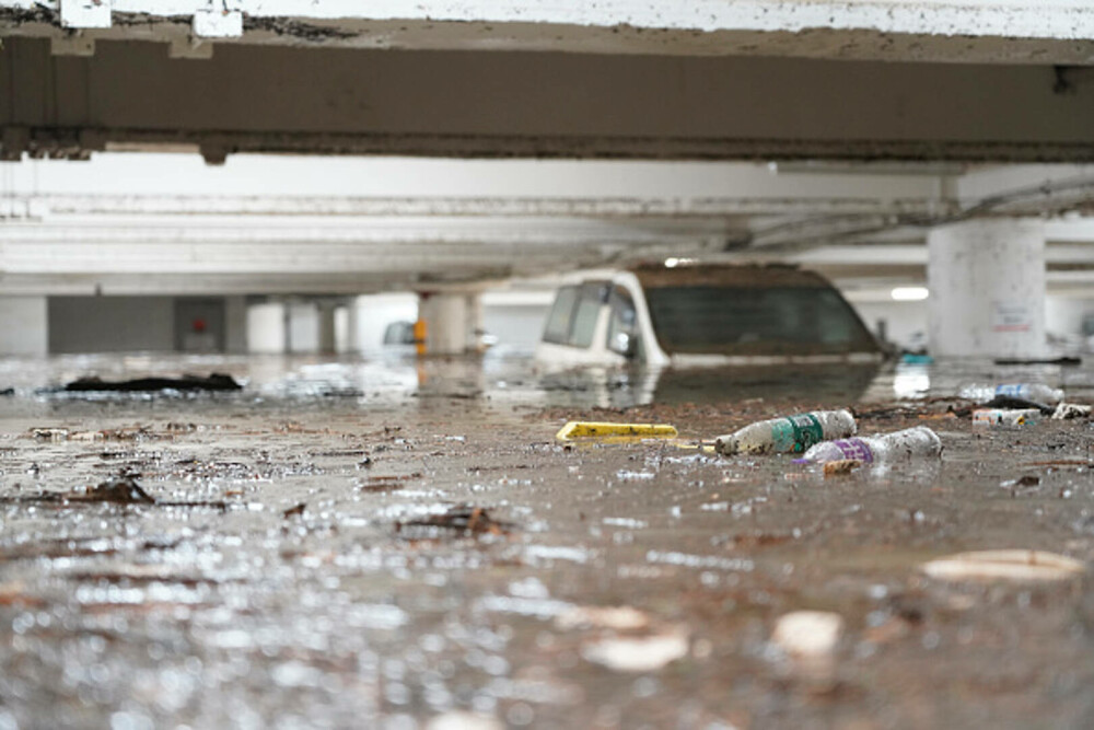 Cea mai abundentă ploaie torențială din ultimii cel puțin 140 de ani, în Hong Kong. GALERIE FOTO - Imaginea 13