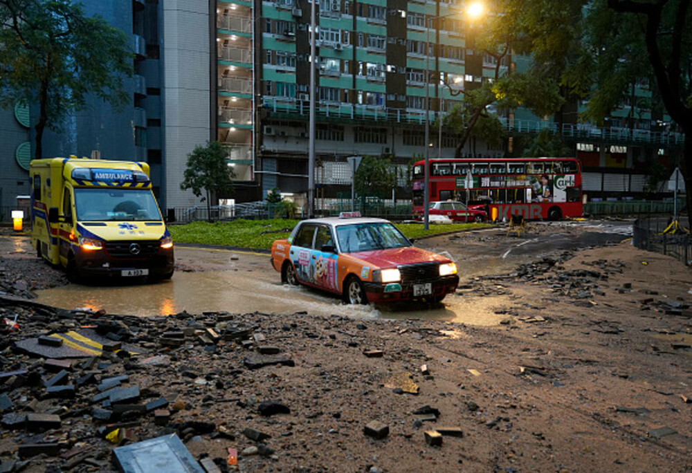 Cea mai abundentă ploaie torențială din ultimii cel puțin 140 de ani, în Hong Kong. GALERIE FOTO - Imaginea 14