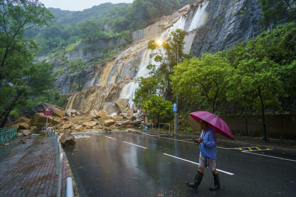 Imaginile groazei din Hong Kong, după inundațiile devastatoare. Meteorologii au emis cel mai sever avertisment de ploi | FOTO - Imaginea 1
