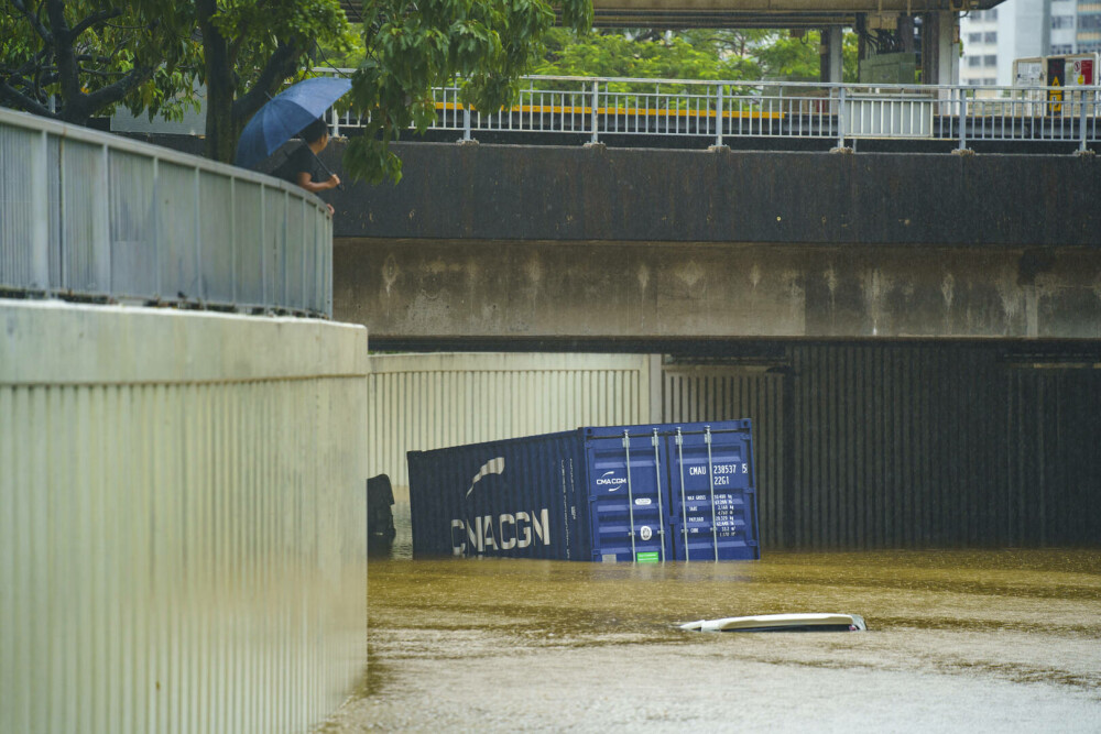 Imaginile groazei din Hong Kong, după inundațiile devastatoare. Meteorologii au emis cel mai sever avertisment de ploi | FOTO - Imaginea 2