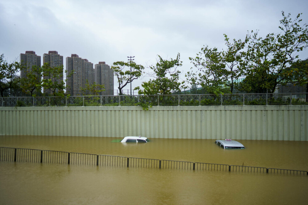 Imaginile groazei din Hong Kong, după inundațiile devastatoare. Meteorologii au emis cel mai sever avertisment de ploi | FOTO - Imaginea 3