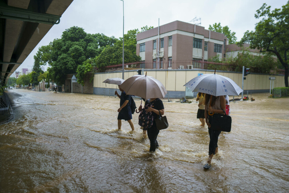 Imaginile groazei din Hong Kong, după inundațiile devastatoare. Meteorologii au emis cel mai sever avertisment de ploi | FOTO - Imaginea 4