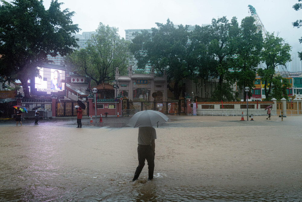 Imaginile groazei din Hong Kong, după inundațiile devastatoare. Meteorologii au emis cel mai sever avertisment de ploi | FOTO - Imaginea 5