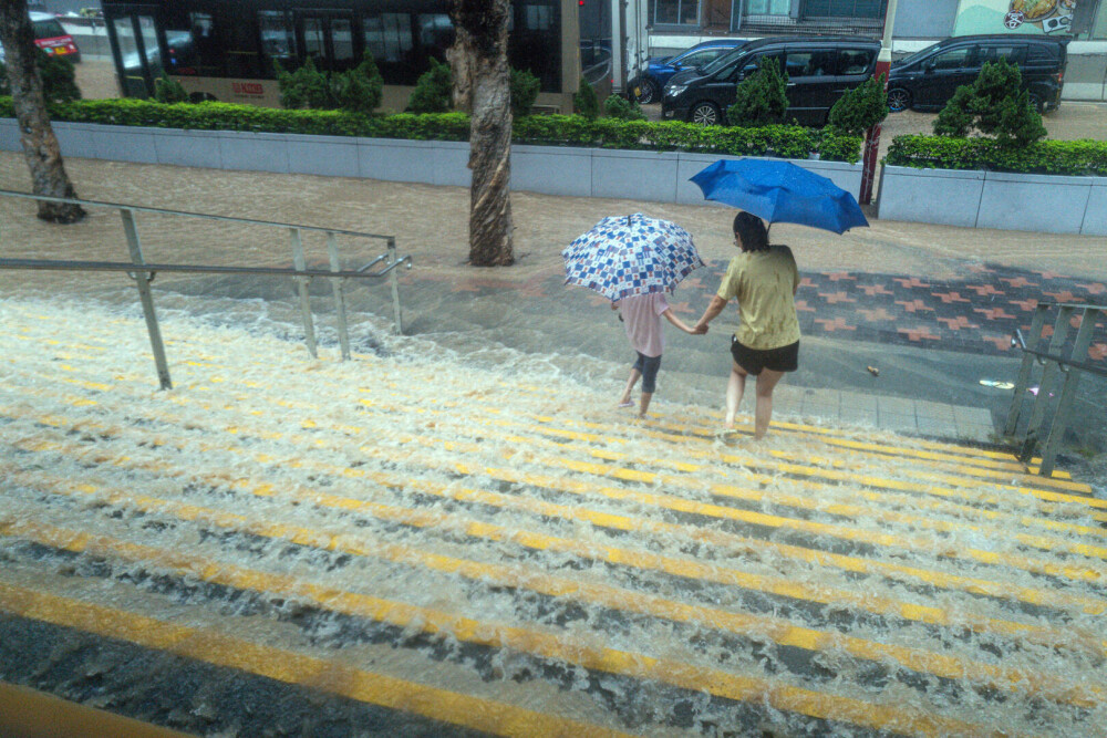 Imaginile groazei din Hong Kong, după inundațiile devastatoare. Meteorologii au emis cel mai sever avertisment de ploi | FOTO - Imaginea 8