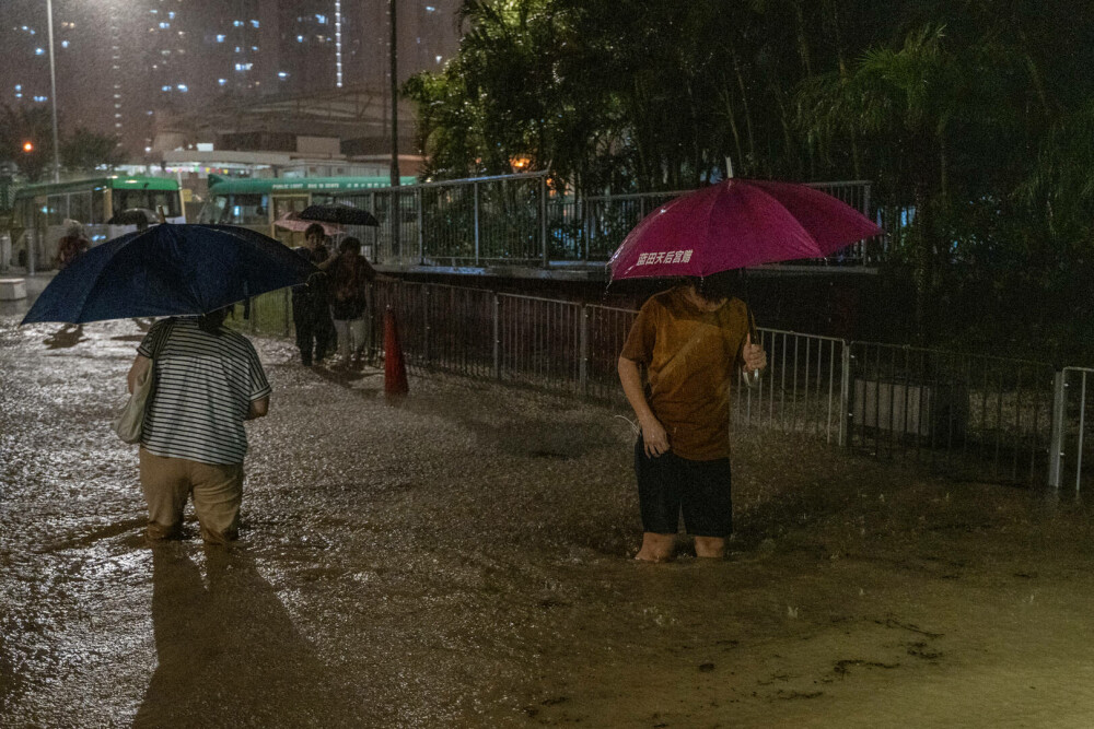 Imaginile groazei din Hong Kong, după inundațiile devastatoare. Meteorologii au emis cel mai sever avertisment de ploi | FOTO - Imaginea 12