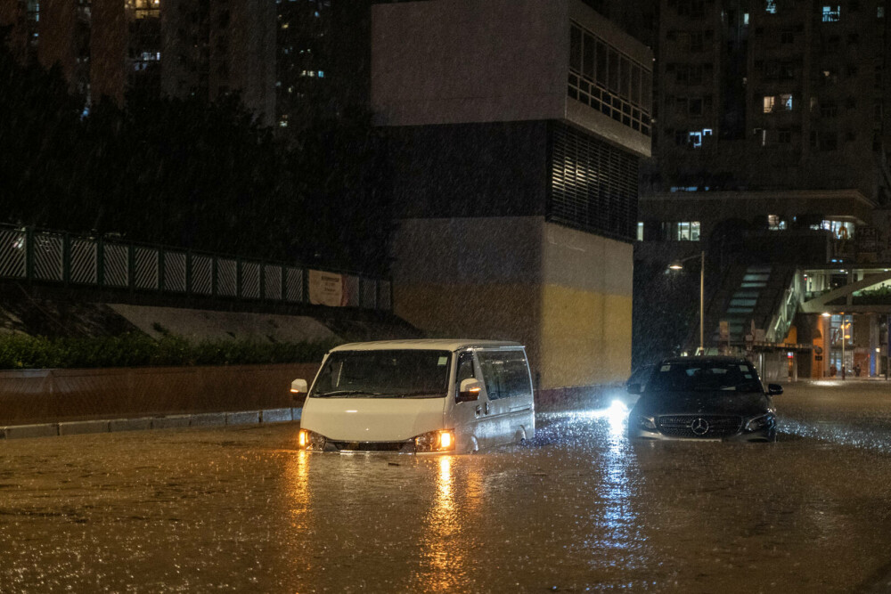 Imaginile groazei din Hong Kong, după inundațiile devastatoare. Meteorologii au emis cel mai sever avertisment de ploi | FOTO - Imaginea 13