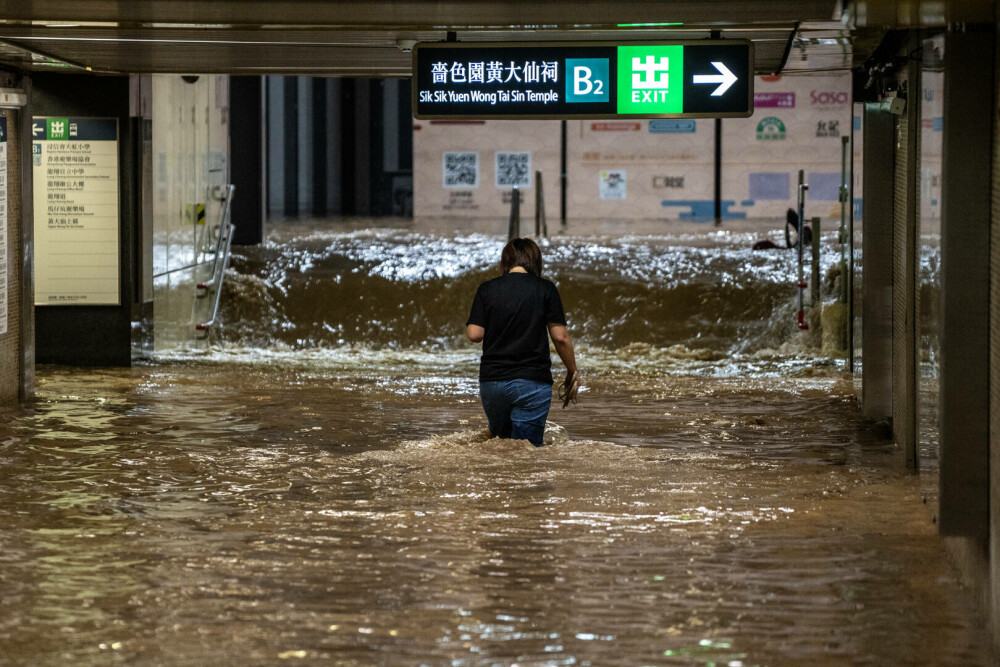 Imaginile groazei din Hong Kong, după inundațiile devastatoare. Meteorologii au emis cel mai sever avertisment de ploi | FOTO - Imaginea 14