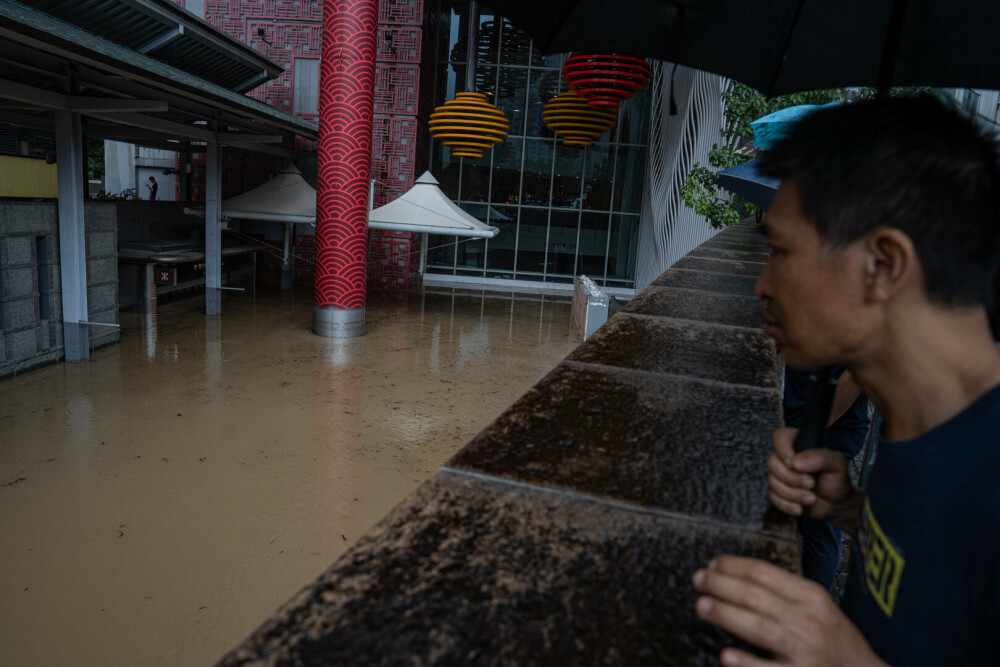Imaginile groazei din Hong Kong, după inundațiile devastatoare. Meteorologii au emis cel mai sever avertisment de ploi | FOTO - Imaginea 15