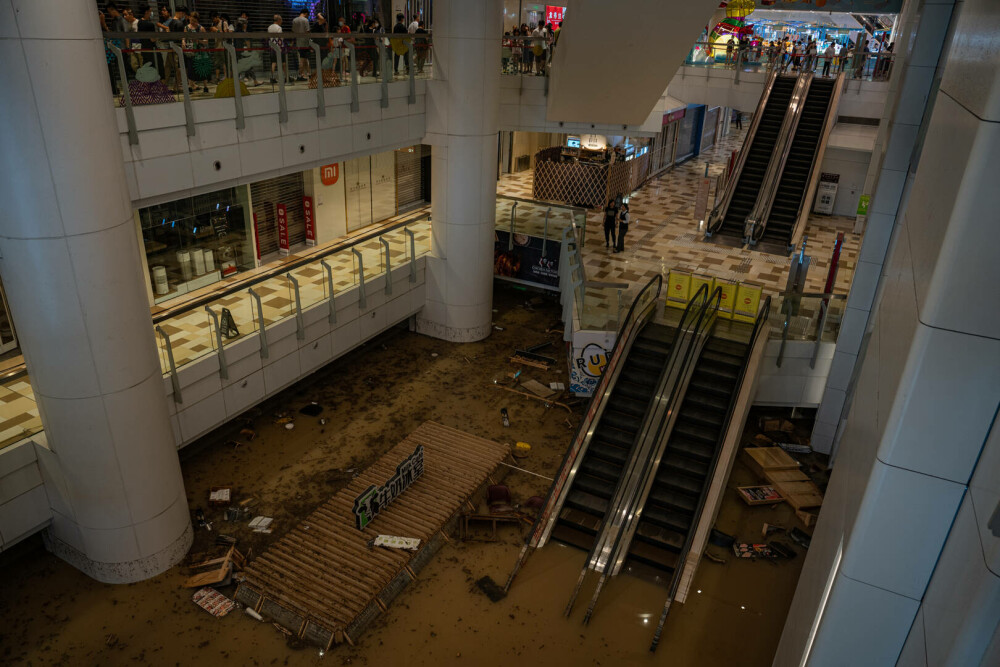 Imaginile groazei din Hong Kong, după inundațiile devastatoare. Meteorologii au emis cel mai sever avertisment de ploi | FOTO - Imaginea 16