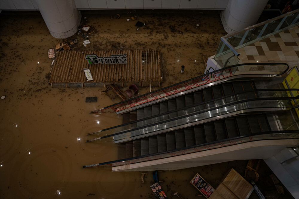 Imaginile groazei din Hong Kong, după inundațiile devastatoare. Meteorologii au emis cel mai sever avertisment de ploi | FOTO - Imaginea 17