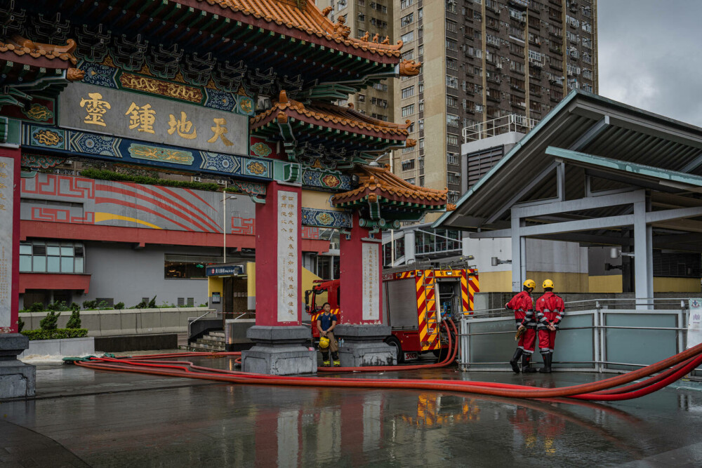 Imaginile groazei din Hong Kong, după inundațiile devastatoare. Meteorologii au emis cel mai sever avertisment de ploi | FOTO - Imaginea 19