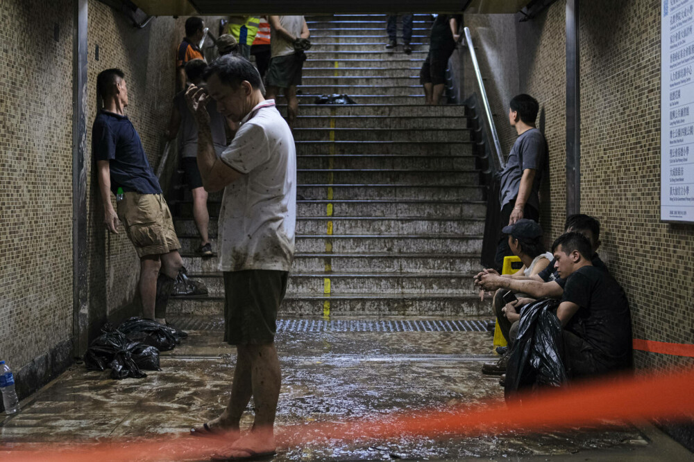 Imaginile groazei din Hong Kong, după inundațiile devastatoare. Meteorologii au emis cel mai sever avertisment de ploi | FOTO - Imaginea 20