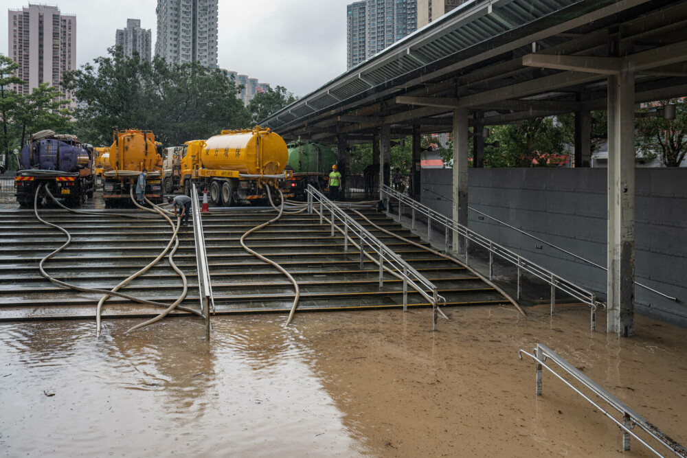 Imaginile groazei din Hong Kong, după inundațiile devastatoare. Meteorologii au emis cel mai sever avertisment de ploi | FOTO - Imaginea 21