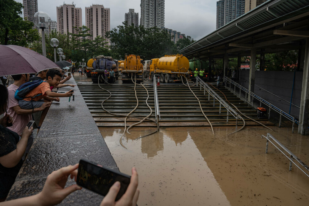 Imaginile groazei din Hong Kong, după inundațiile devastatoare. Meteorologii au emis cel mai sever avertisment de ploi | FOTO - Imaginea 28