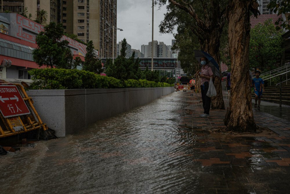 Imaginile groazei din Hong Kong, după inundațiile devastatoare. Meteorologii au emis cel mai sever avertisment de ploi | FOTO - Imaginea 29