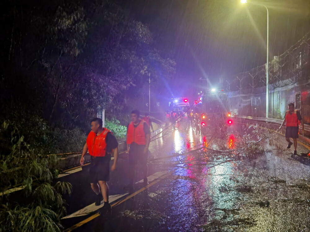 Imaginile groazei din Hong Kong, după inundațiile devastatoare. Meteorologii au emis cel mai sever avertisment de ploi | FOTO - Imaginea 32