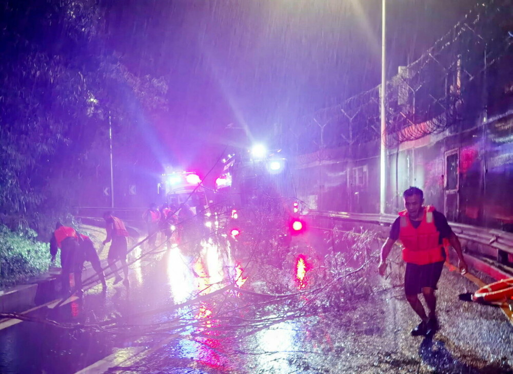 Imaginile groazei din Hong Kong, după inundațiile devastatoare. Meteorologii au emis cel mai sever avertisment de ploi | FOTO - Imaginea 33