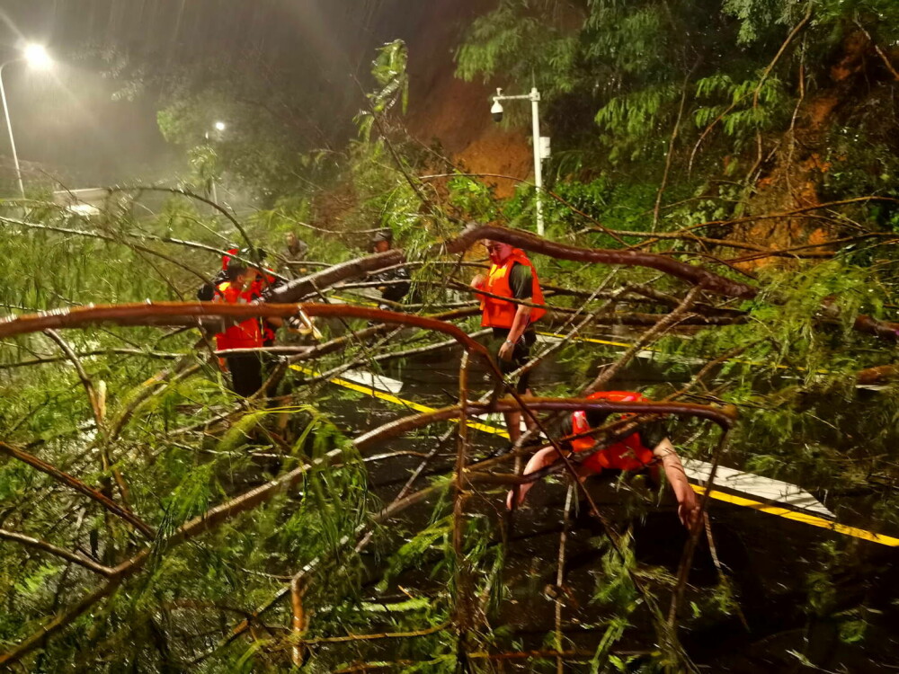 Imaginile groazei din Hong Kong, după inundațiile devastatoare. Meteorologii au emis cel mai sever avertisment de ploi | FOTO - Imaginea 34