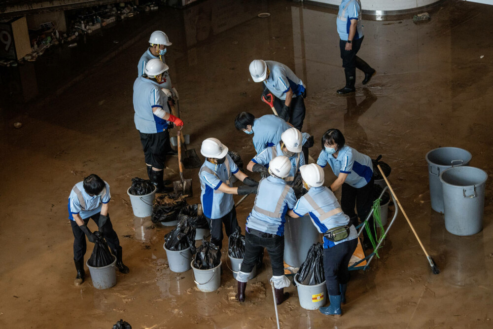 Imaginile groazei din Hong Kong, după inundațiile devastatoare. Meteorologii au emis cel mai sever avertisment de ploi | FOTO - Imaginea 35