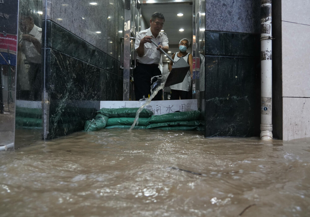 Imaginile groazei din Hong Kong, după inundațiile devastatoare. Meteorologii au emis cel mai sever avertisment de ploi | FOTO - Imaginea 38